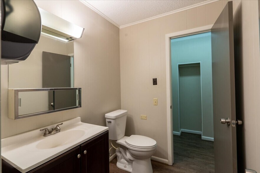 More Photos Of 5304 Meeks Dr, Orange Office For Sale