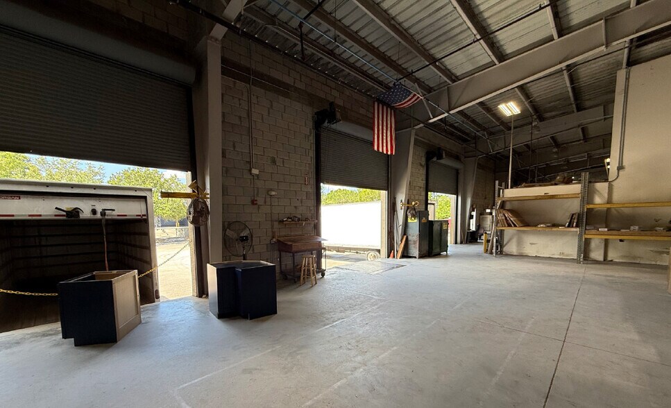 More Photos Of 740 NW Enterprise Dr, Port Saint Lucie Manufacturing For Lease
