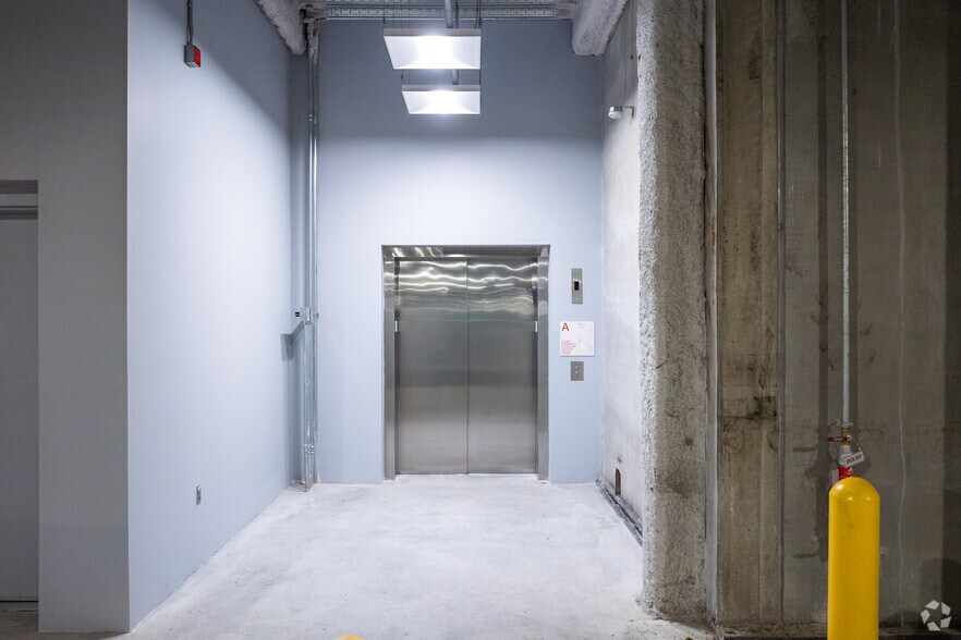 More Photos Of 28-10 Whitestone Expy, Flushing Warehouse For Lease