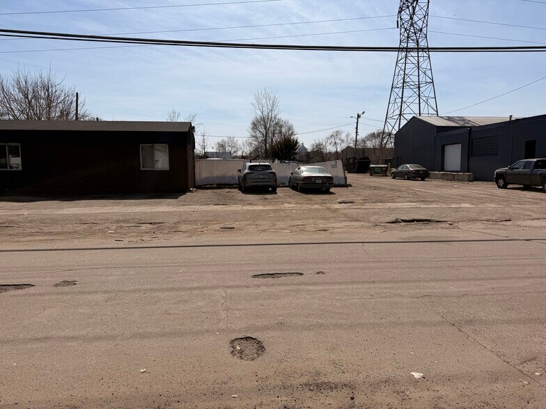 More Photos Of 14 Acker St W, Saint Paul Auto Repair For Lease