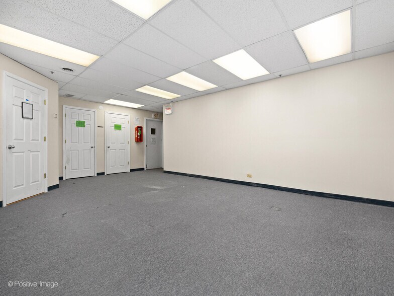 More Photos Of 1300-1308 Waukegan Rd, Glenview Loft Creative Space For Lease