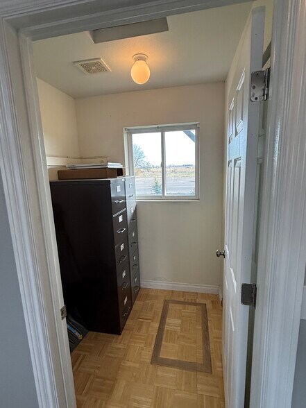 More Photos Of 725 SW 8th St, Fruitland Office For Sale