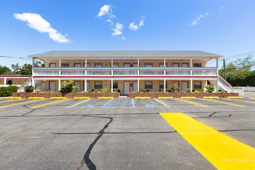 More Photos Of 72 Foster Ave, Hampton Bays Hotel For Sale