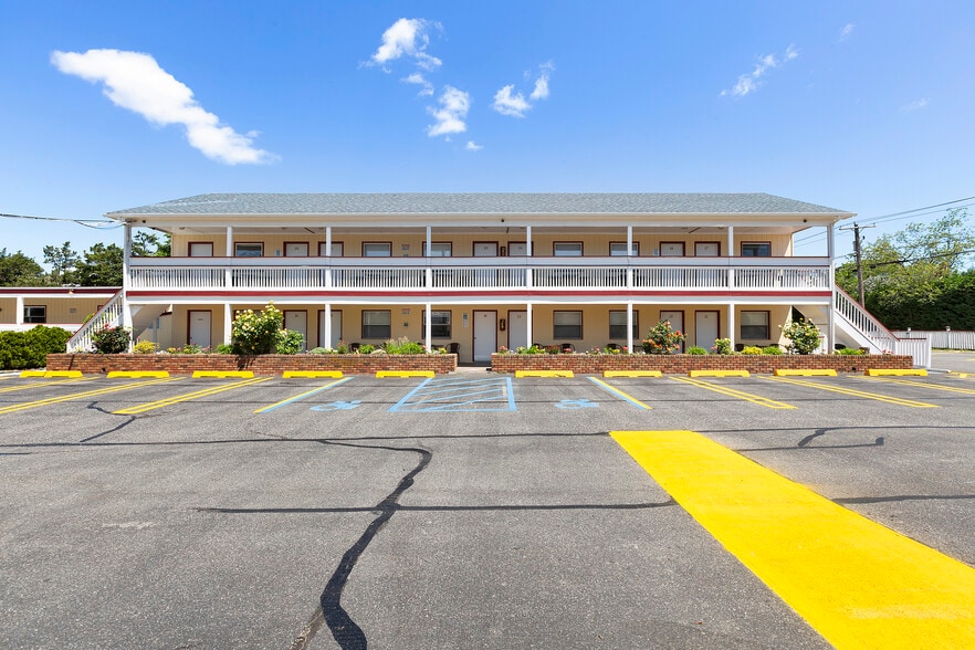 More Photos Of 72 Foster Ave, Hampton Bays Hotel For Sale