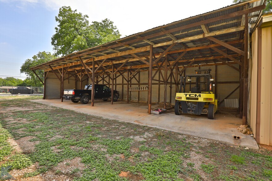 More Photos Of 411 E South 11th St, Abilene Warehouse For Lease