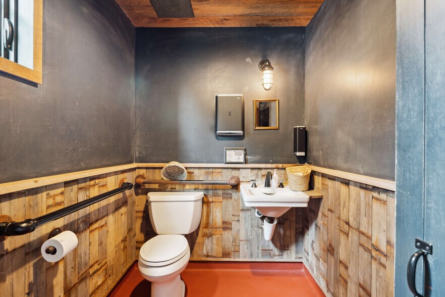 More Photos Of 203 Bridgehampton Tpke, Bridgehampton Restaurant For Sale