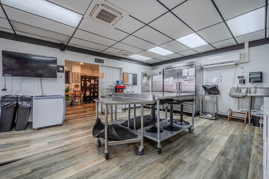 More Photos Of 109 N Main St, Seminole Restaurant For Sale