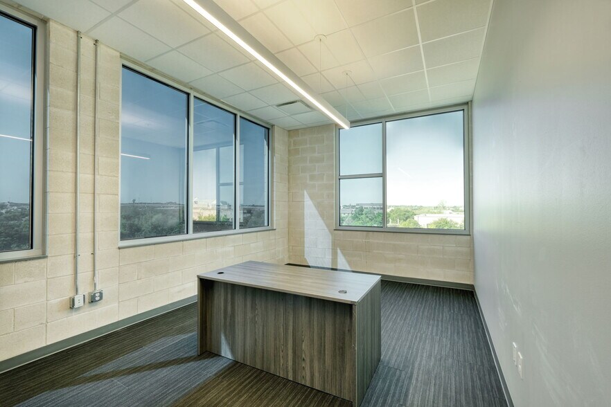 More Photos Of 211 S Brown St, Round Rock Medical For Lease