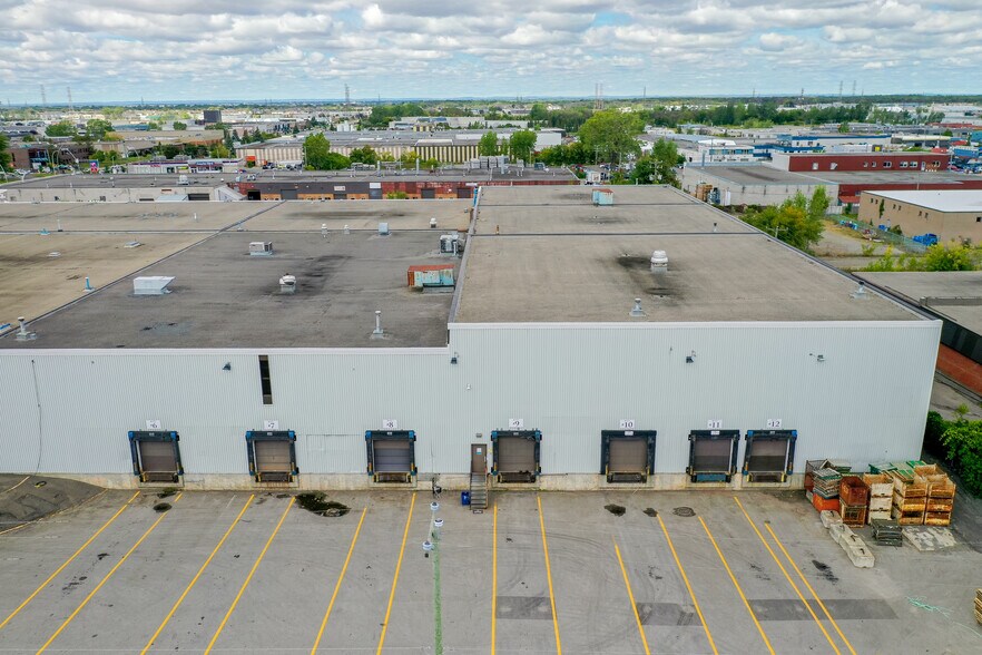 More Photos Of 2995-2999 Boul Le Corbusier, Laval Warehouse For Lease