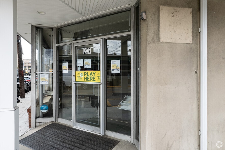 More Photos Of 207 Diamond Bridge Ave, Hawthorne General Retail For Sale