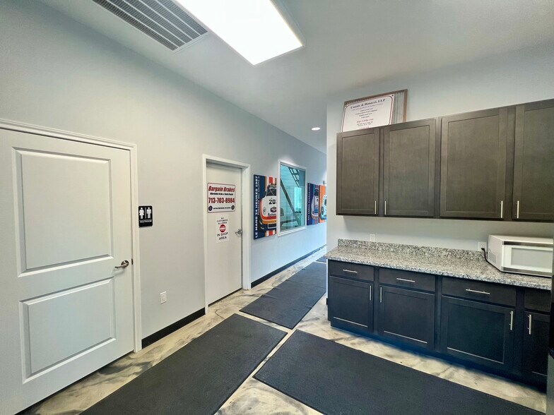 More Photos Of 1308 N Frazier St, Conroe Service For Sale