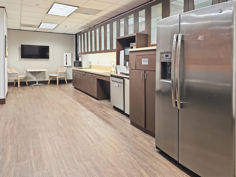 More Photos Of 15851 Dallas Pkwy, Addison Coworking Space