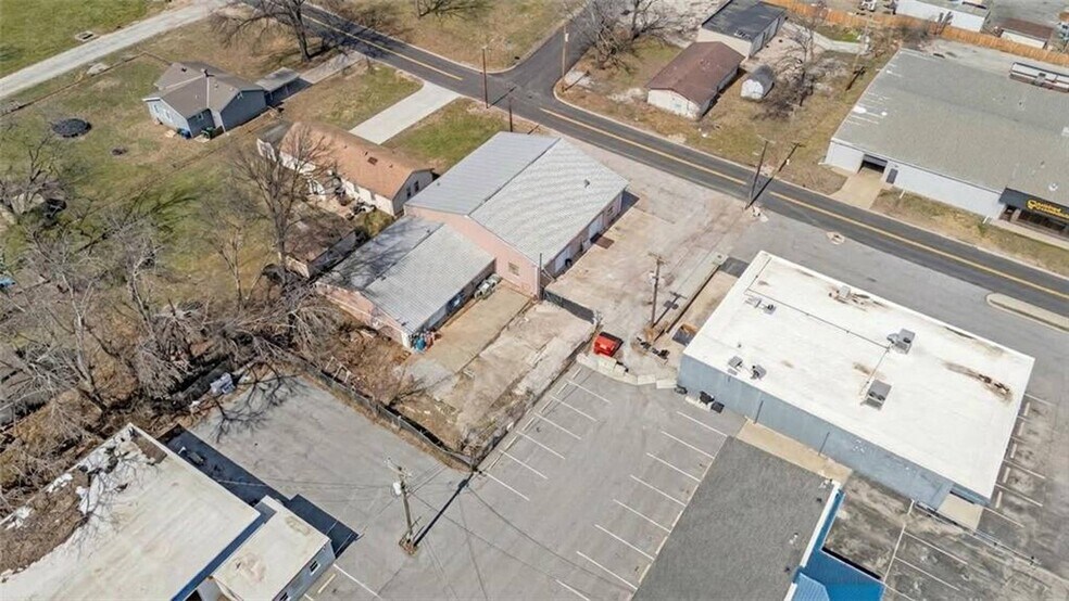 More Photos Of 702 SW South Ave, Blue Springs Warehouse For Lease