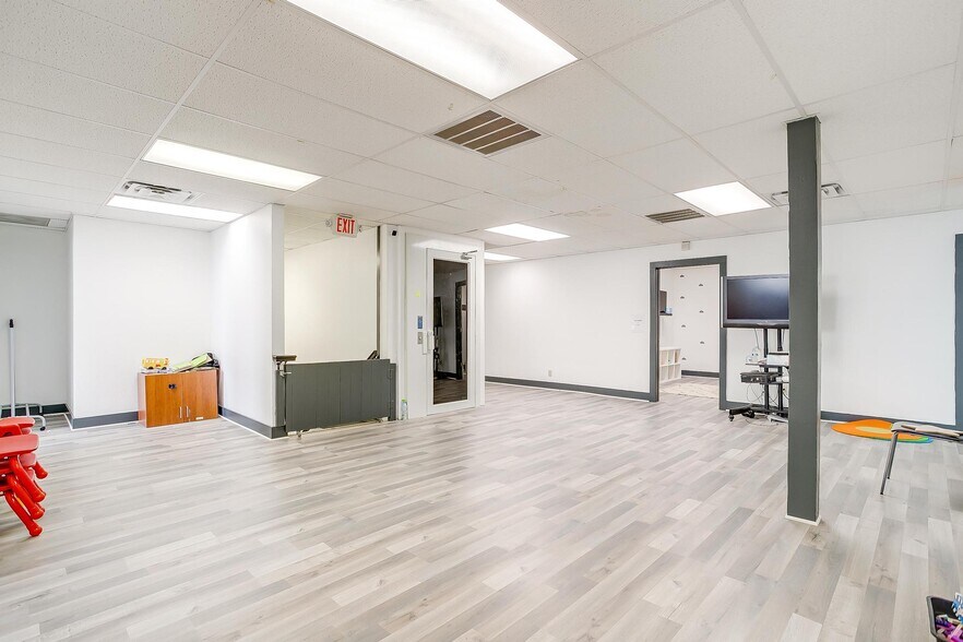 More Photos Of 1434 N Main St, Fort Worth Storefront Retail Office For Lease