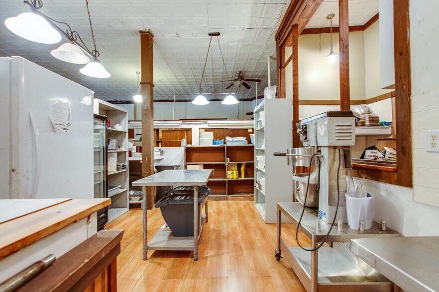 More Photos Of 108 W Walnut St, Smithville Restaurant For Sale