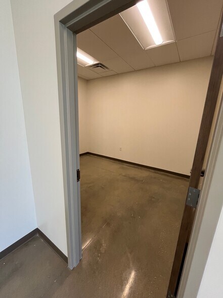 More Photos Of 1100 Lakeside Parkway, Flower Mound Industrial For Lease