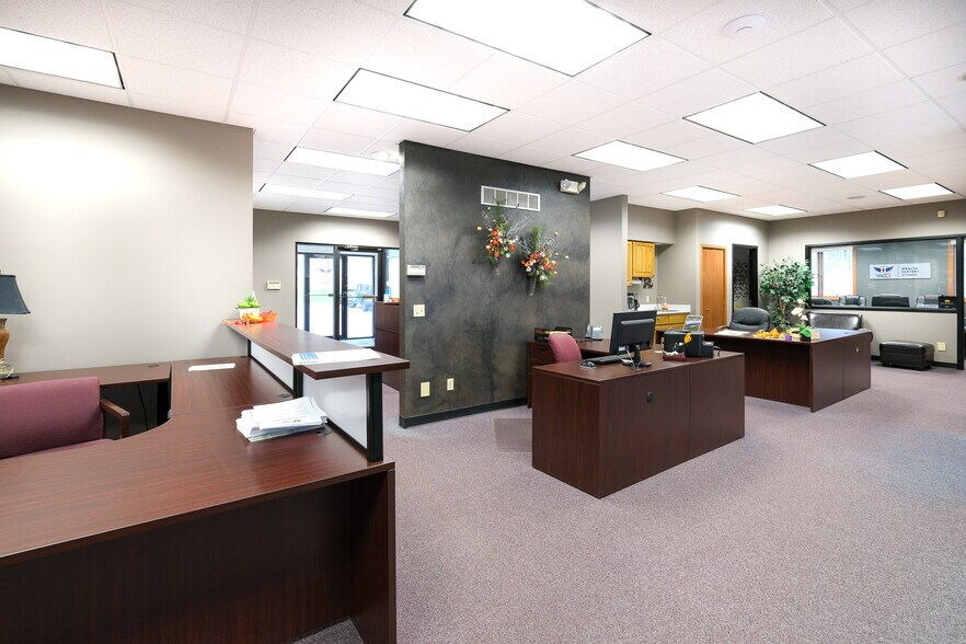 More Photos Of 40 Good Counsel Dr, Mankato Office For Sale