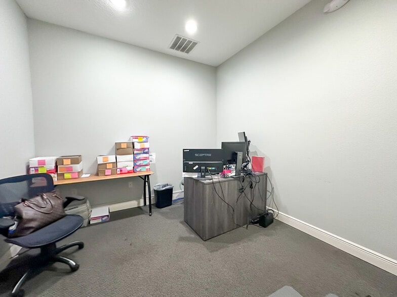 More Photos Of 180 Fitzgerald Rd, Lakeland Office For Sale