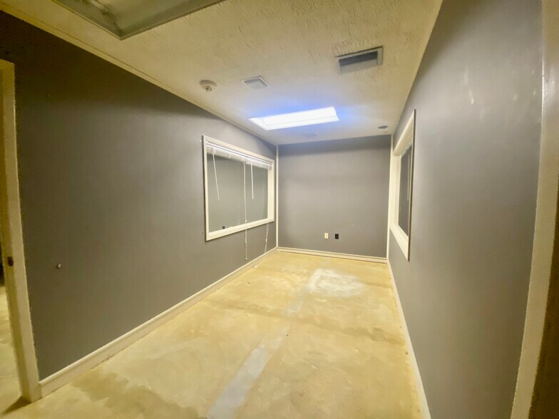 More Photos Of 1308 Boston Ave, Nederland Bank For Sale