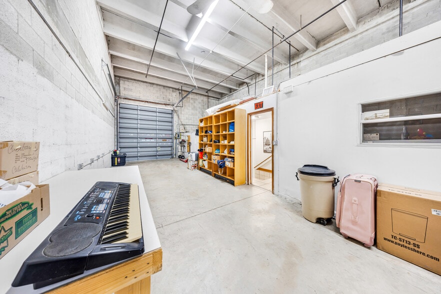 More Photos Of 7953-7967 NW 64th St, Miami Warehouse For Lease