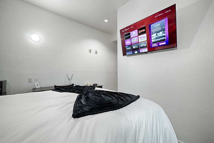 More Photos Of 110 S Main, Dilley Hotel For Sale