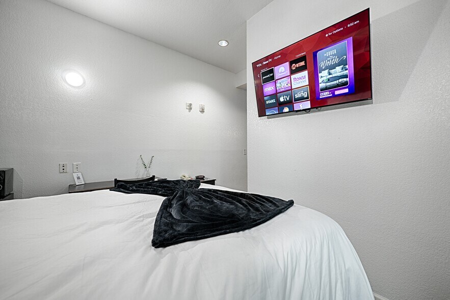 More Photos Of 110 S Main, Dilley Hotel For Sale