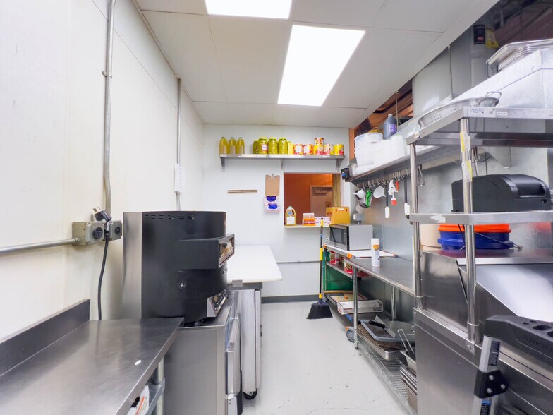 More Photos Of 96 N King St, Honolulu Bar For Lease