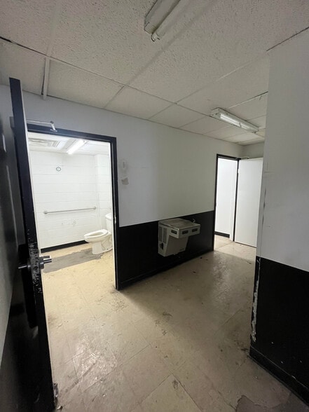 More Photos Of 412 Wurtland Ave, Greenup Freestanding For Lease
