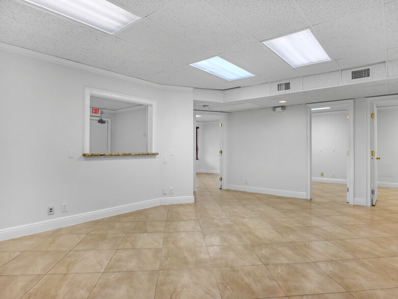 More Photos Of 1920 Palm Beach Lakes Blvd, West Palm Beach Medical For Sale