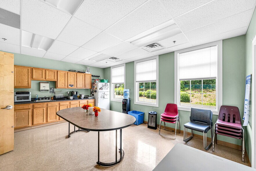 More Photos Of 835 Worcester St, Springfield Medical For Lease