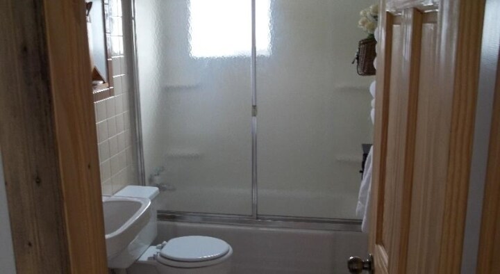 More Photos Of 501 S 6th St, Thermopolis Hotel For Sale