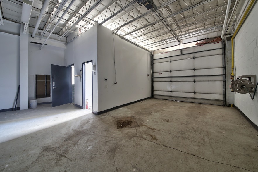 More Photos Of 8515 Av 9e, Montréal Light Manufacturing For Sale