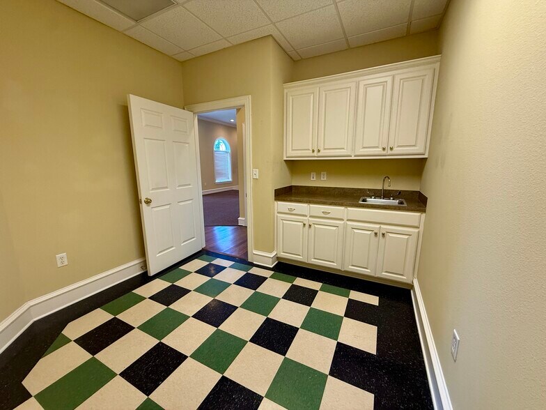 More Photos Of 641 S Broadway Ave, Tyler Unknown For Lease