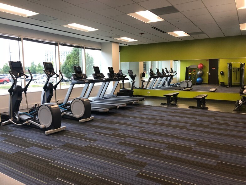 More Photos Of 1933 N Meacham Rd, Schaumburg Office For Lease