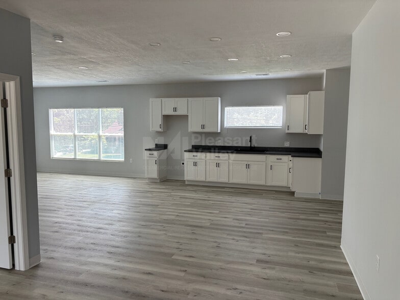 More Photos Of 1627 Krumroy Rd, Akron General Retail For Sale