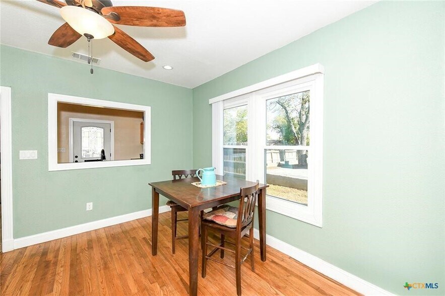 More Photos Of 1440 Business 35 Ave, New Braunfels Office For Sale