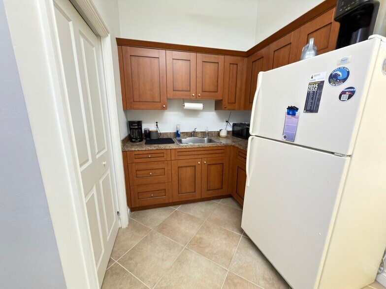 More Photos Of 1931 Commerce Ln, Jupiter Office For Sale