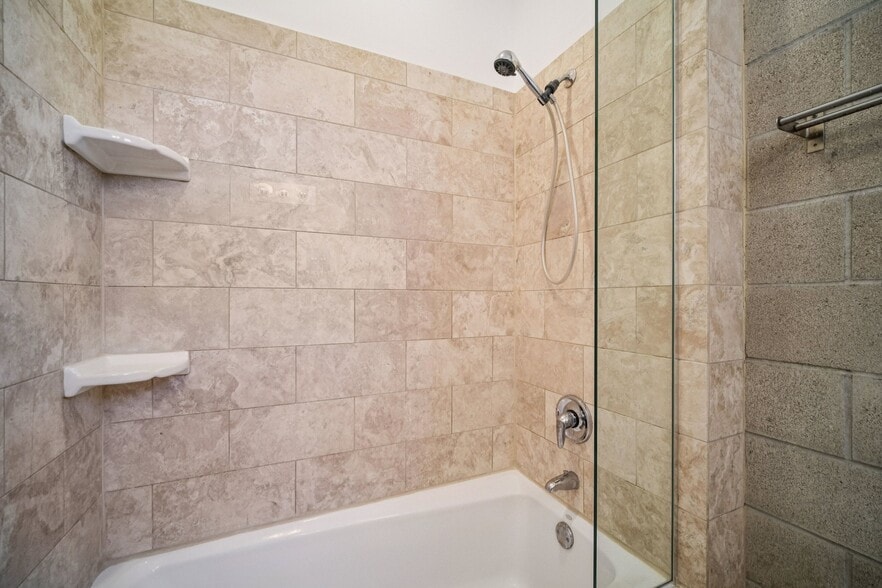 More Photos Of 717 N Highland Ave, Los Angeles Flex For Sale