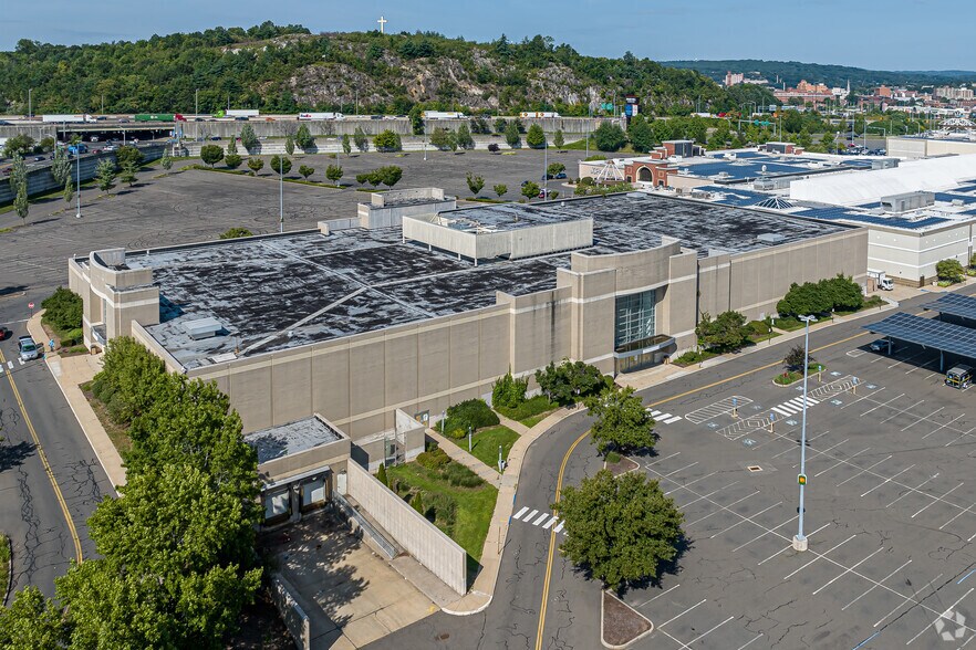More Photos Of 575 Union St, Waterbury Department Store For Lease
