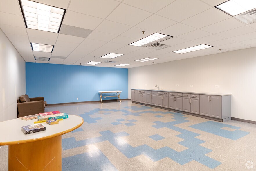 More Photos Of 799 Roosevelt Rd, Glen Ellyn Office For Lease