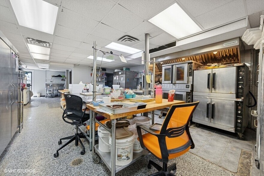 More Photos Of 800 W Broadway St, Bradley General Retail For Sale