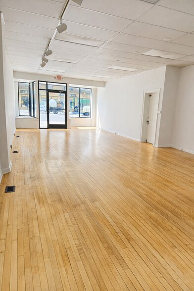 More Photos Of 2011-2015 E Michigan Ave, Lansing Storefront For Lease