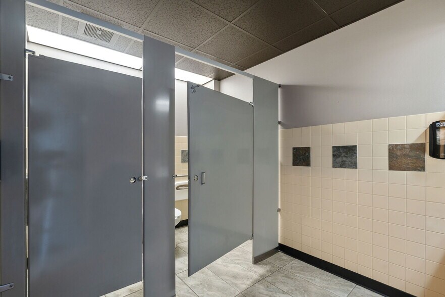 More Photos Of 1138 Yellowstone, Pocatello Restaurant For Sale