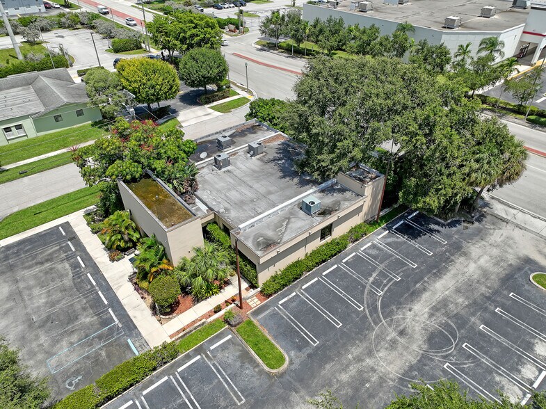 More Photos Of 2701 W Okeechobee Blvd, West Palm Beach Office For Sale