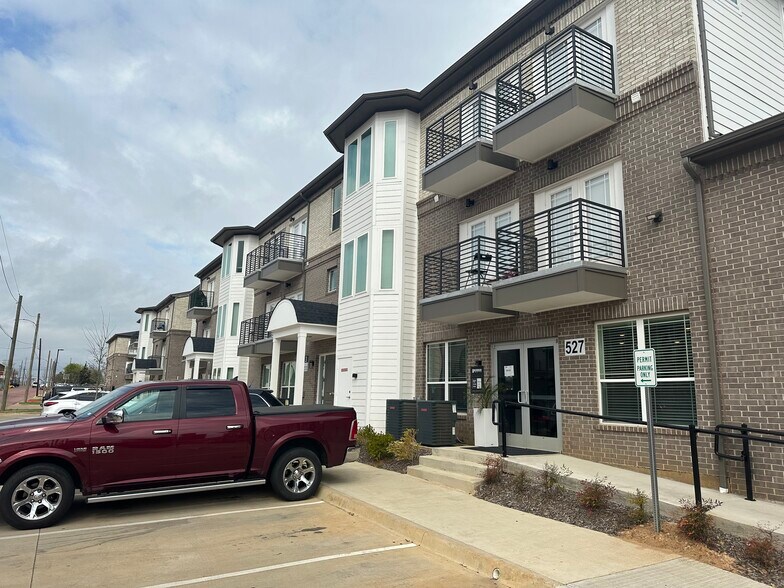 More Photos Of 525 W Erwin St, Tyler Restaurant For Lease