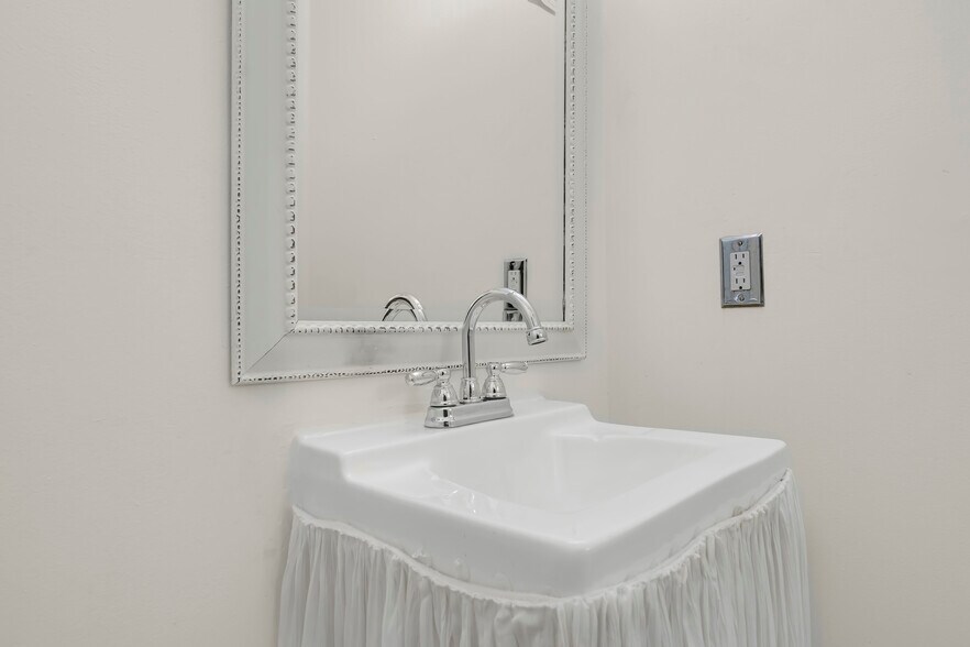 More Photos Of 462 N Section St, Fairhope General Retail For Sale