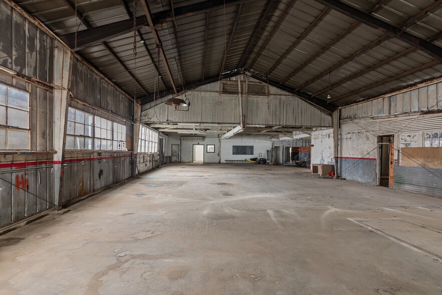 More Photos Of 440 Riverside Ave, Roseville Auto Dealership For Lease