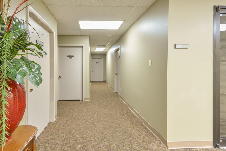 More Photos Of 4 Shackleford Plz, Little Rock Office For Sale