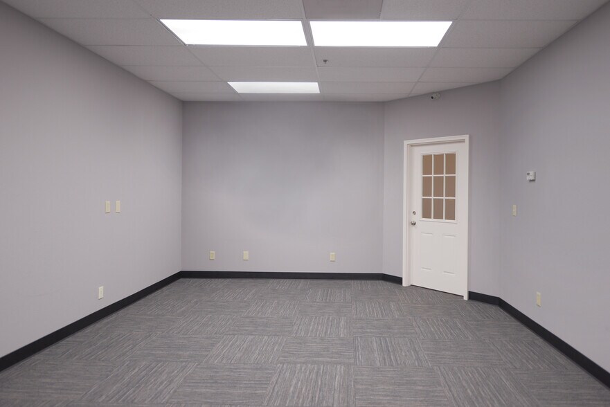 More Photos Of 6748 N Franklin Ave, Loveland Flex For Lease