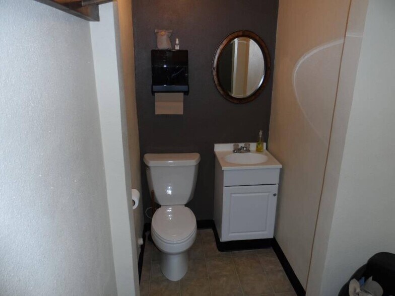 More Photos Of 112 NW 2nd Ave, Mandan Storefront Retail Residential For Lease